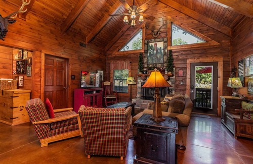 Branson Cedars Cabin | 167 m² Cabin ∙ 4 bedrooms ∙ 10 guests