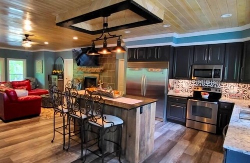 Westlake Corner House | 17 ft Swim Spa, hot tub, pool table, kayaks, 3 kitchens, wifi