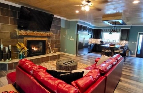 Westlake Corner House | 17 ft Swim Spa, hot tub, pool table, kayaks, 3 kitchens, wifi