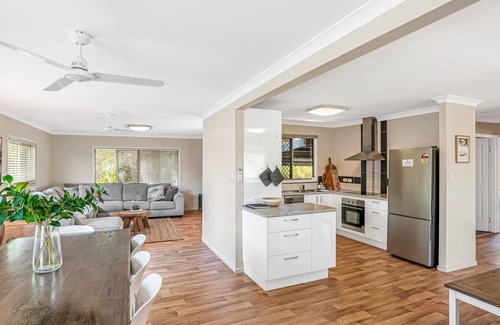 Rainbow Beach House | 17 Green Valley Drive - Rainbow Beach. Wifi. Walk to town and beach.