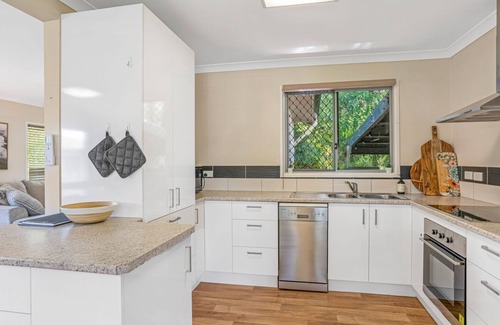 Rainbow Beach House | 17 Green Valley Drive - Rainbow Beach. Wifi. Walk to town and beach.