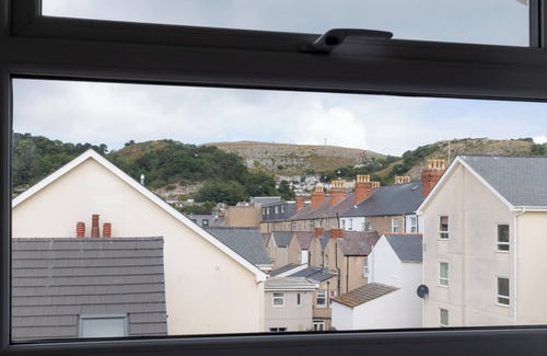 Llandudno House | 17 Person Holiday House with Pool table, Hot Tub and Cinema.