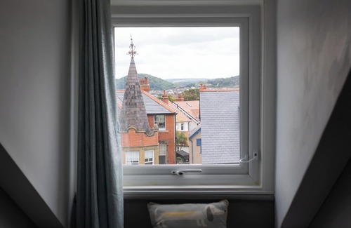 Llandudno House | 17 Person Holiday House with Pool table, Hot Tub and Cinema.