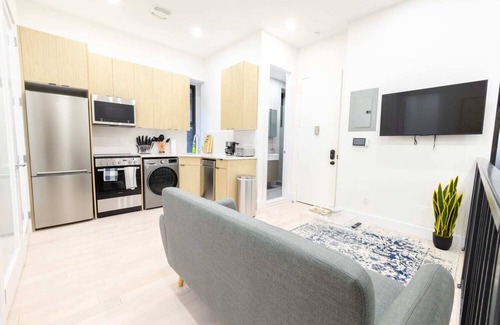 Ukrainian Village Apartment | 170-G 3BR Duplex with Private Yard in E Village