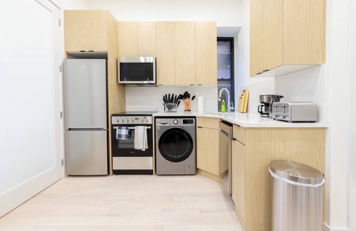 Ukrainian Village Apartment | 170-G 3BR Duplex with Private Yard in E Village