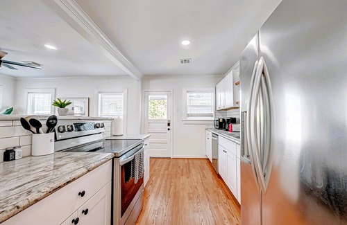 Hyde Park Apartment | 1712 Fairview 2KING/2BA Top Apt Duplex Pets Ok!n10 FURNISED APARTMENTS ON-SITE