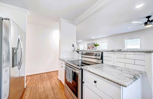Hyde Park Apartment | 1712 Fairview 2KING/2BA Top Apt Duplex Pets Ok!n10 FURNISED APARTMENTS ON-SITE