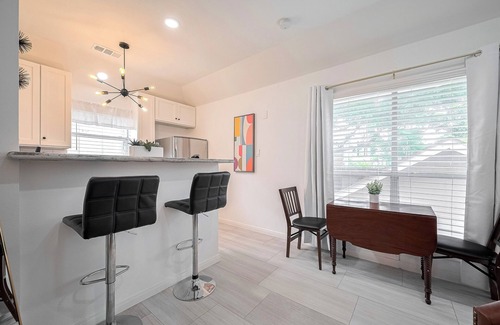 Hyde Park Apartment | 1716 Fairview 1KING/1BA Top Apt. Duplex Pets Ok!