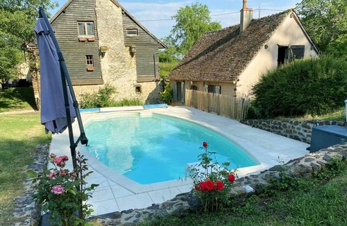 Jars House | 17th century mill with heated swimming pool near Sancerre