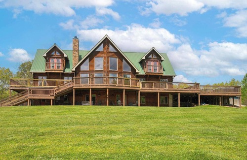 Fairview Cabin | 18-Acre Hideaway: Pool & Hot Tub