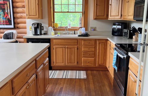 Weston House | 18+ acres! Sun drenched 5 bedroom. 12 min from Okemo! VAST trails 5 min away!