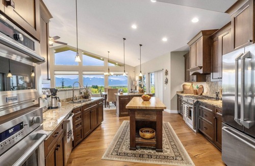 Knik-Fairview House | 180° Mountain Views~Luxury Chalet~Mountain Retreat~Fireplaces~Private~Serene