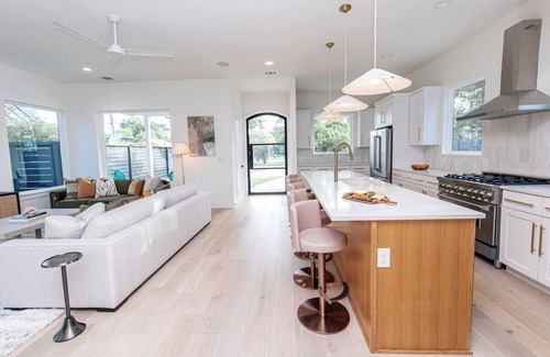 Clarksville House | 1816w11th · Luxury Mansion Breathtaking Skyline & Pool