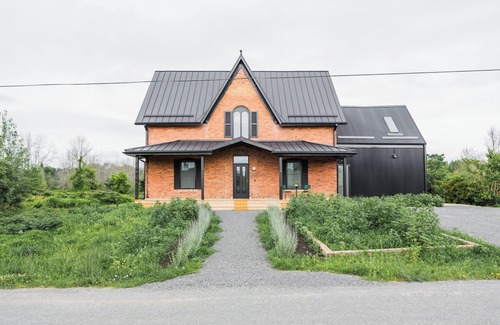 Prince Edward House | 1875 Boutique Farmhouse | 4 Bedroom | Luxury Retreat