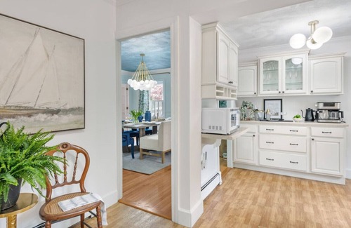 Bristol Condo | 1878 Victorian Downtown Bristol /Hot tub/Yard