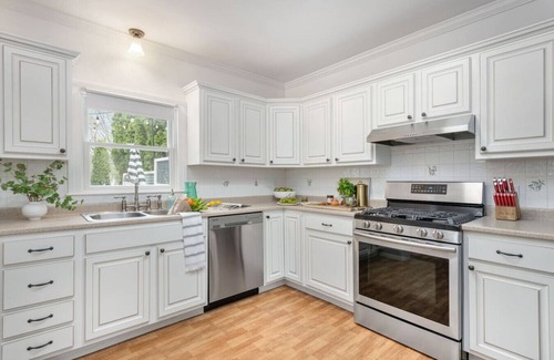 Bristol Condo | 1878 Victorian Downtown Bristol /Hot tub/Yard