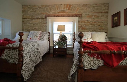 Cottonwood Falls House | 1879 Stone House- 3 bedroom