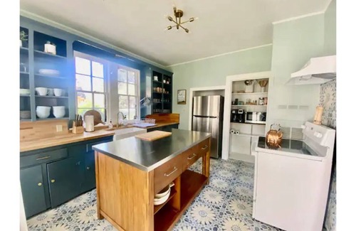 Columbus House | 1886 Historic Boxwood Bungalow