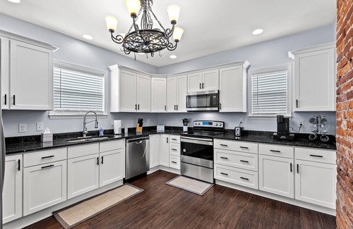 Lawrenceburg House | 1890's charm on Bourbon Trail- 7 distilleries w/in 25min! Bourbon Room in house!
