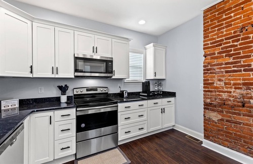 Lawrenceburg House | 1890's charm on Bourbon Trail- 7 distilleries w/in 25min! Bourbon Room in house!
