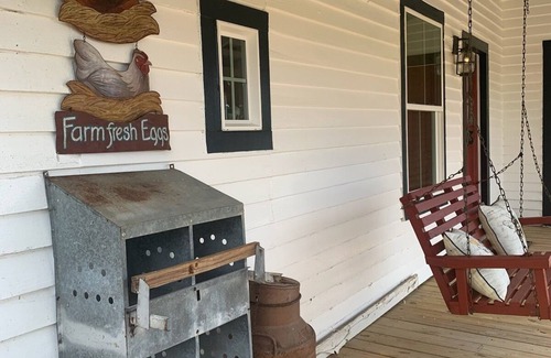 Fayetteville House | 1895 Farm and Barn your Antique Headquarters for Round Top Shows