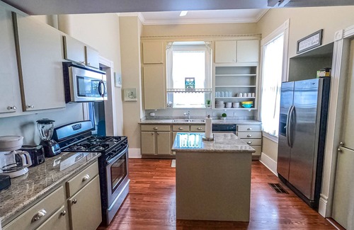 San Jacinto House | 1897 Remodeled home. Hot tub, Swimming Pool