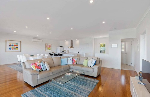 Encounter Bay House | 19 Seacrest Ave: uninterrupted, panoramic sea views from The Bluff to Goolwa