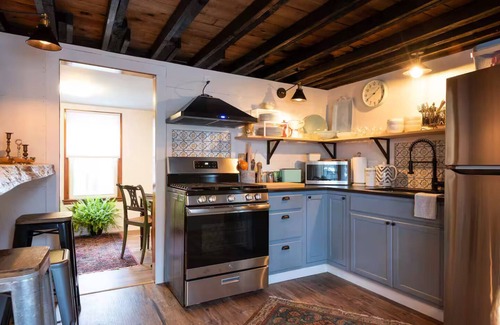Coxsackie Cabin | 1900’s farmhouse, hot tub & fireplace