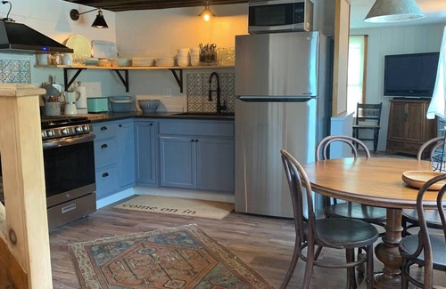 Coxsackie Cabin | 1900’s farmhouse, hot tub & fireplace
