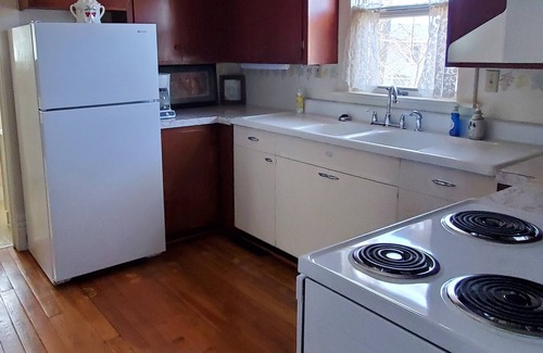 Wa Keeney Cottage | 1906 Cottage Garden - Halfway between Denver & Kansas City - No Cleaning Fee!