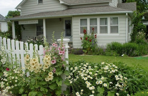 Wa Keeney Cottage | 1906 Cottage Garden - Halfway between Denver & Kansas City - No Cleaning Fee!