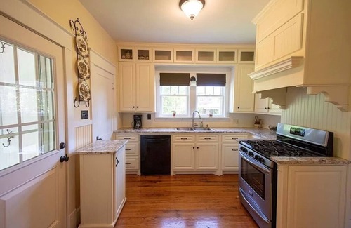 Florence House | 1920's Farmhouse with modern amenities! "Southern Comfort" and privacy.