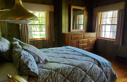 Frazee Cabin | 1948 Waterfront LodgenRustic ElegancenFall Color! nCouples/Staff Getawaynnnn