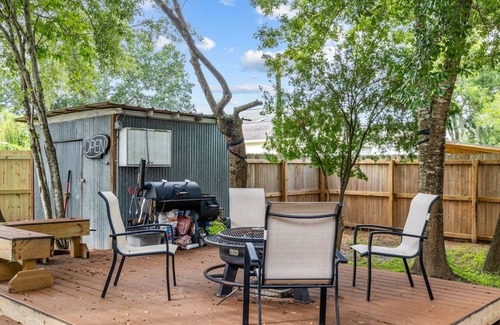 League City Cottage | 1955 Beauty Under the Oaks in Historic Old Town