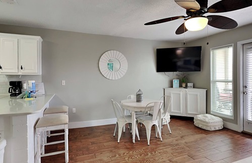 Ono Island Condo | 1BD/1BA Condo with Hallway Bunks, Steps to Public Beach, Pool + Hot Tub