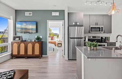 Lyn-Lake Apartment | 1Bed Eat Street Apt W/Lounge + Gym +Whittier Park