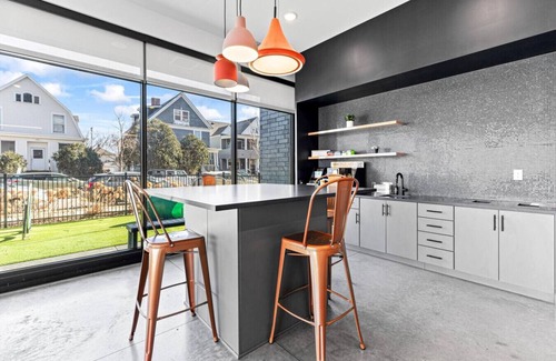Lyn-Lake Apartment | 1Bed Eat Street Apt W/Lounge + Gym +Whittier Park