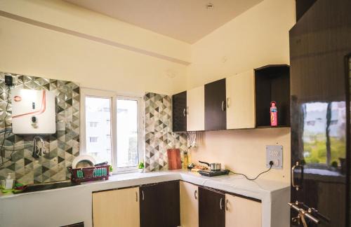 Kukatpally Housing Board Colony Apartment | 1BHK Apartment Near Nexus Mall Kukatpally, Kitchen, Self Check in, Projector, Fast WiFi, Washing machine