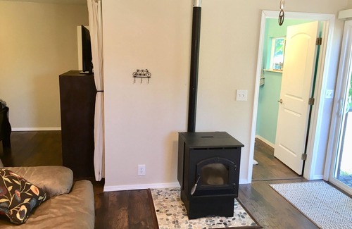 Cottonwood House | 1BR 1BA QUIET COUNTRY COTTAGE - PET FRIENDLY