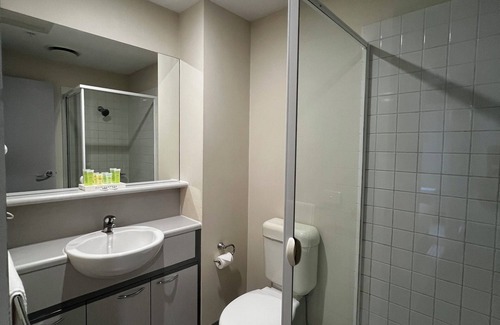 Carlton South Apartment | 1BR Apartment for 3 | CBD Prime Location | Walks to Attractions