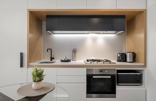 Docklands Apartment | 1BR Apartment Near CBD with Pool Access