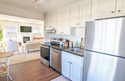 Pettigru Street Historic District Apartment | 1br Apt in Historic Triplex - 5min walk Swamp Rabbit Trail, 15min walk to dntwn