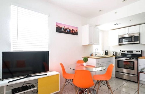 North Beach Apartment | 1BR Collins 2Blocks to Ocean + Free Street Parking