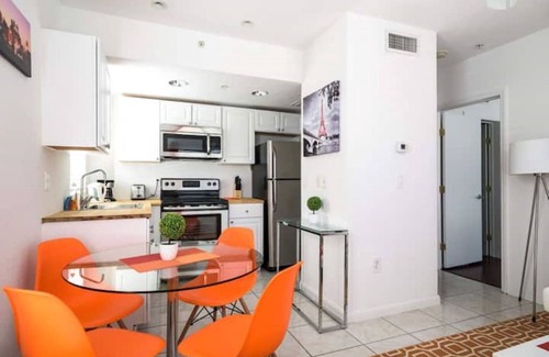 North Beach Apartment | 1BR Collins 2Blocks to Ocean + Free Street Parking