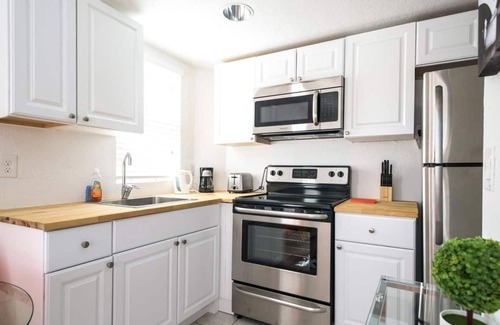 North Beach Apartment | 1BR Collins 2Blocks to Ocean + Free Street Parking