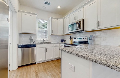 Goose Creek House | 1BR Cottage Home in Pet Friendly Resort w/Pool, hot tub & parks