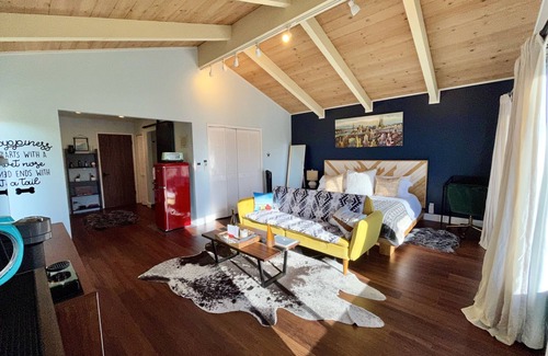 Northeast Carmel House | ☆1BR Dog friendly monthly gateway w/Carmel Valley Views +mins from Carmel Beach