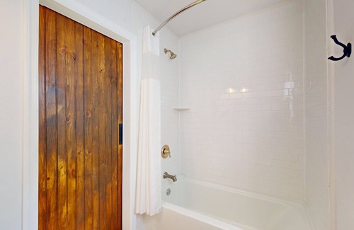 Lower Township House | 1BR King Bed Sofa Bed Sleeps 4 POOL - 10