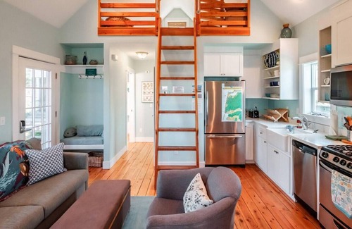 Nelscott House | 1BR Olivia Beach hot tub, pool, fire pit, dogs