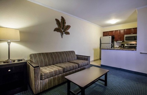 Rocky Point Condo | 1BR on Tampa Bay - Full Kitchen, Pool & Beach